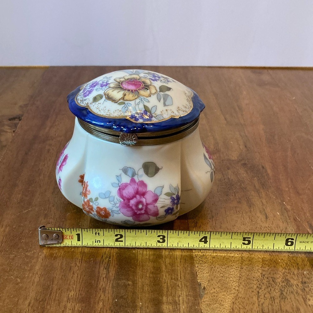 FW & Co Vintage Hand Painted Floral‎ Porcelain Hinged Trinket Box England - Picture 3 of 14